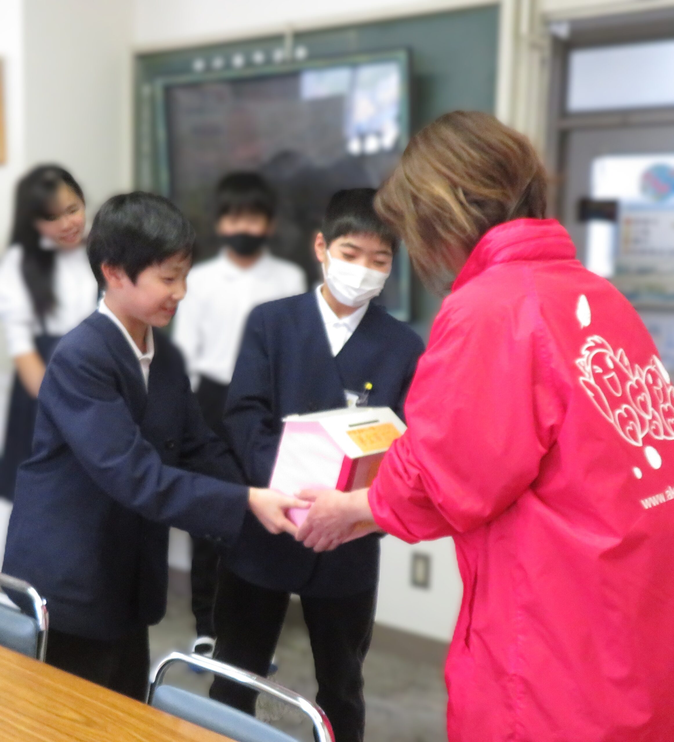 金剛寺小学校6年生が総合学習の時間に共同募金運動を実施　ー貧困について考え、自分たちができることを形にー