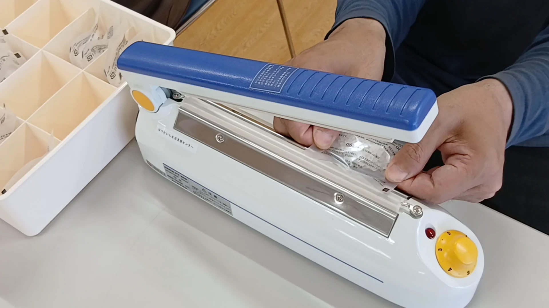 バスソルトの袋詰め作業をしている様子